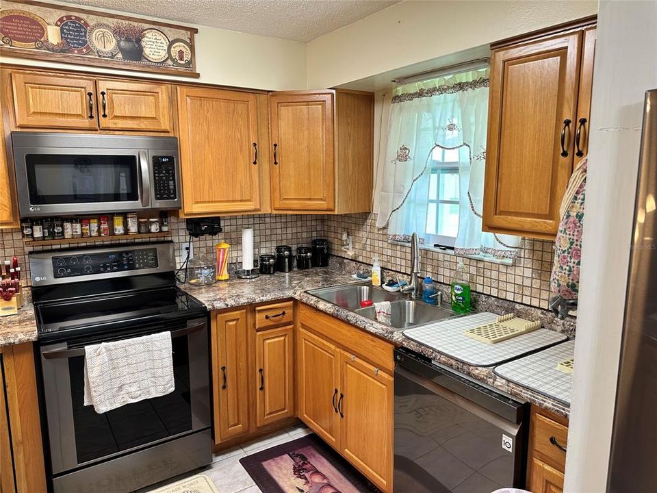 For Sale: $349,900 (3 beds, 2 baths, 1716 Square Feet)
