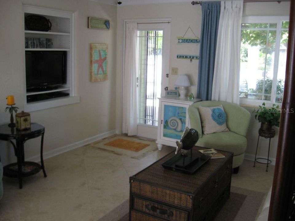 For Rent: $3,800 (2 beds, 1 baths, 1100 Square Feet)