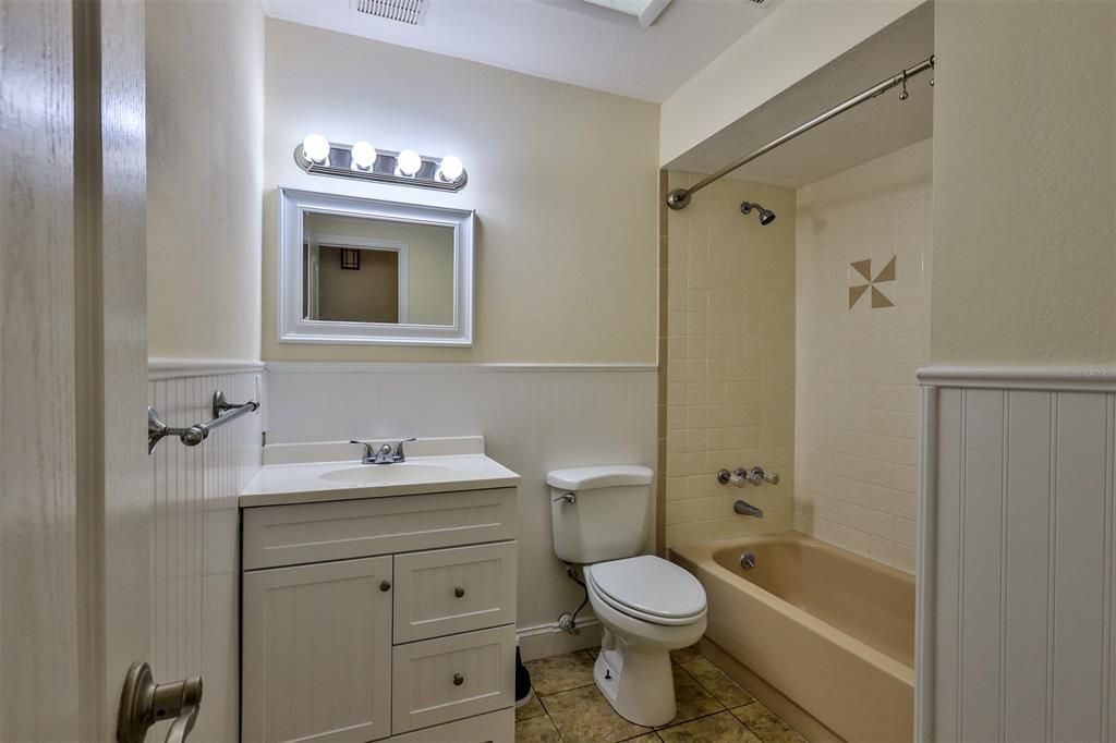 最近售出: $180,000 (3 贝兹, 2 浴室, 1172 平方英尺)
