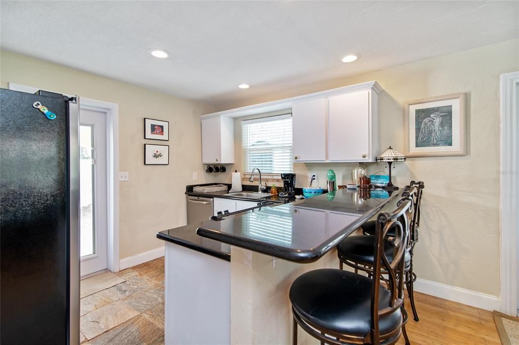 Recently Sold: $399,000 (2 beds, 1 baths, 725 Square Feet)
