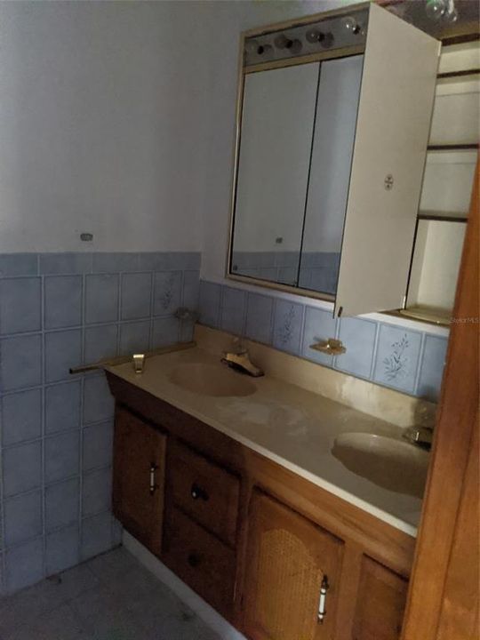 Vendido Recientemente: $99,900 (3 camas, 2 baños, 2400 Pies cuadrados)