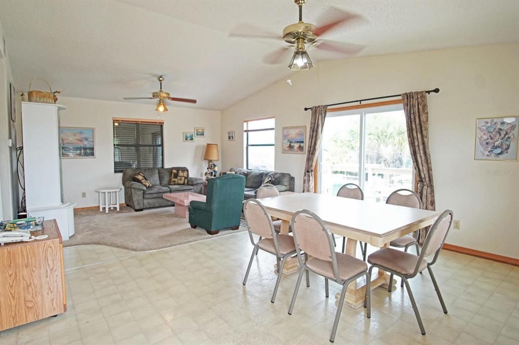 Recently Sold: $199,900 (2 beds, 1 baths, 960 Square Feet)