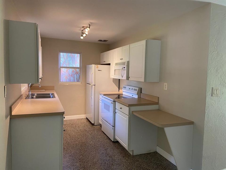Recently Rented: $1,400 (2 beds, 1 baths, 950 Square Feet)