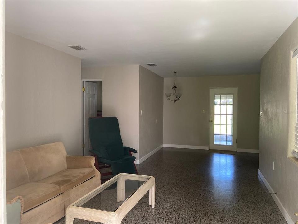 Recently Rented: $1,400 (2 beds, 1 baths, 950 Square Feet)