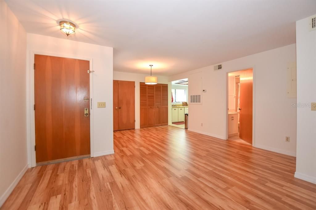 Recently Sold: $157,500 (1 beds, 1 baths, 891 Square Feet)