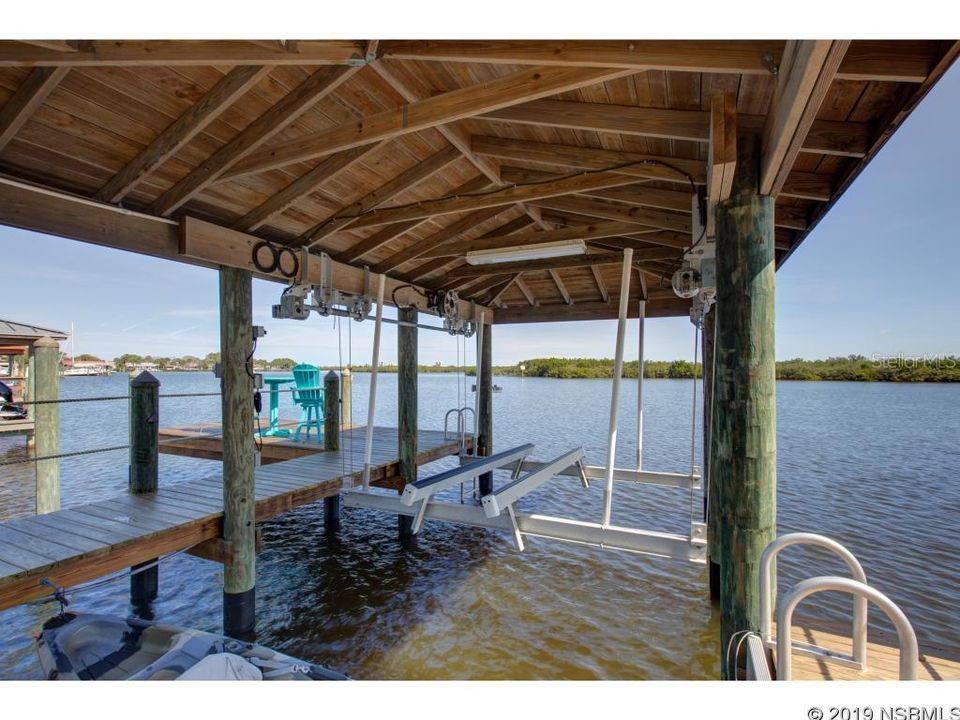 Covered boat lift electric