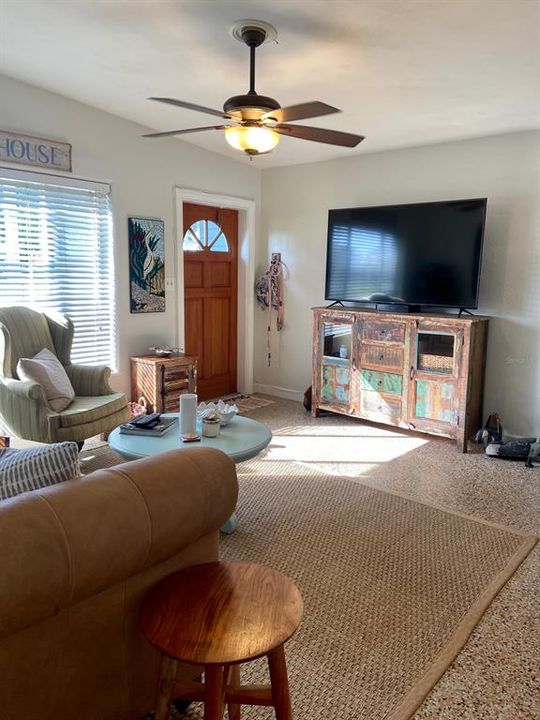 Recently Rented: $2,200 (3 beds, 1 baths, 1140 Square Feet)