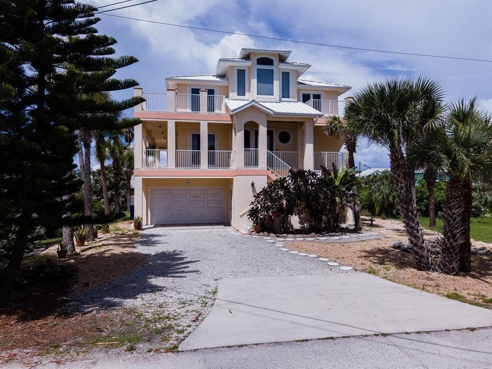 Vendido Recientemente: $1,499,000 (4 camas, 4 baños, 4058 Pies cuadrados)