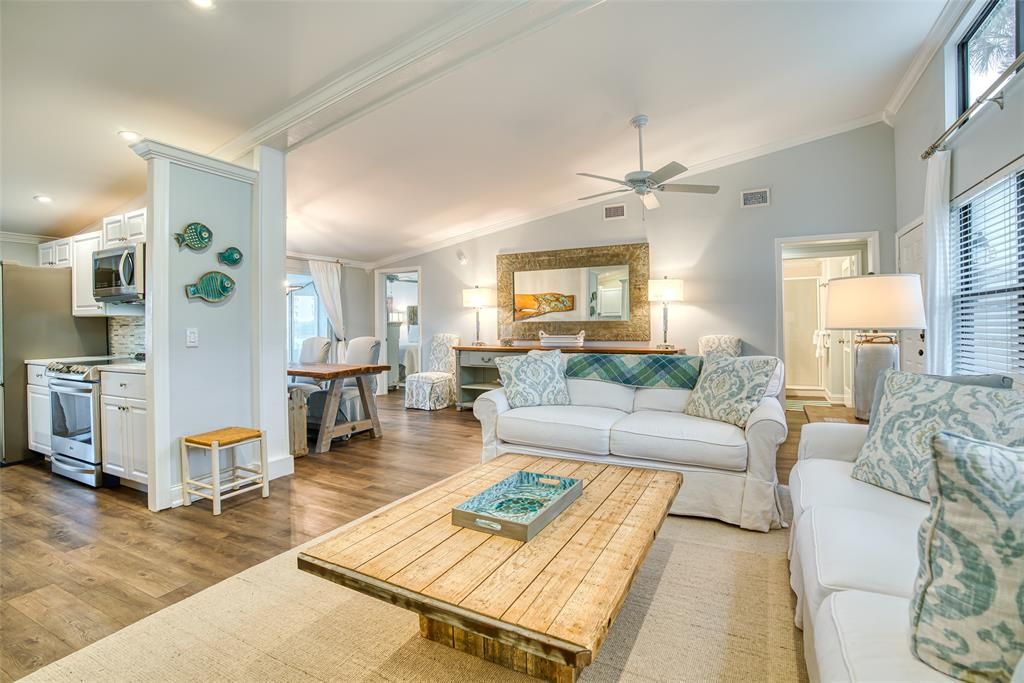 Recently Sold: $440,000 (2 beds, 2 baths, 1176 Square Feet)