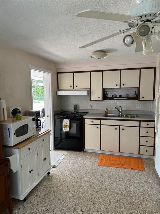 For Rent: $2,600 (2 beds, 1 baths, 970 Square Feet)