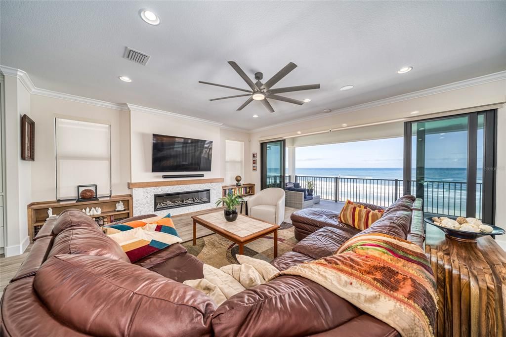 Recently Sold: $2,995,000 (4 beds, 3 baths, 3579 Square Feet)