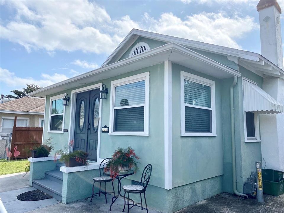 Recently Sold: $229,900 (2 beds, 1 baths, 871 Square Feet)