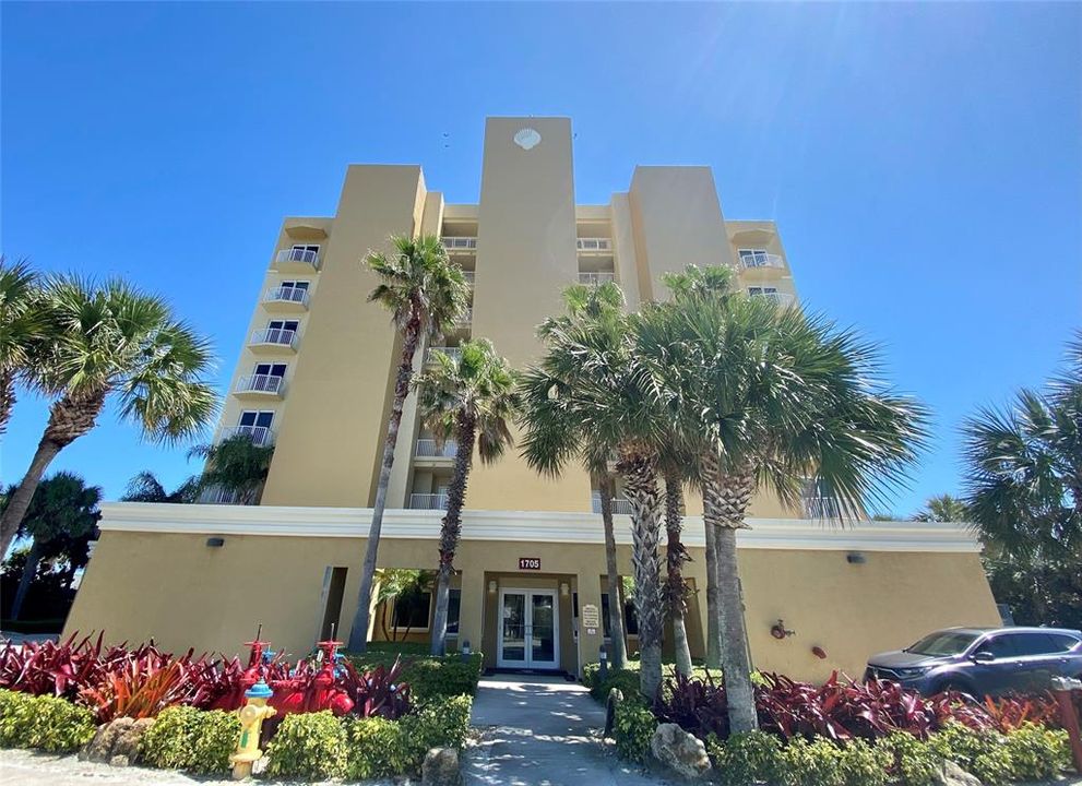 Vendido Recientemente: $989,000 (3 camas, 3 baños, 2000 Pies cuadrados)