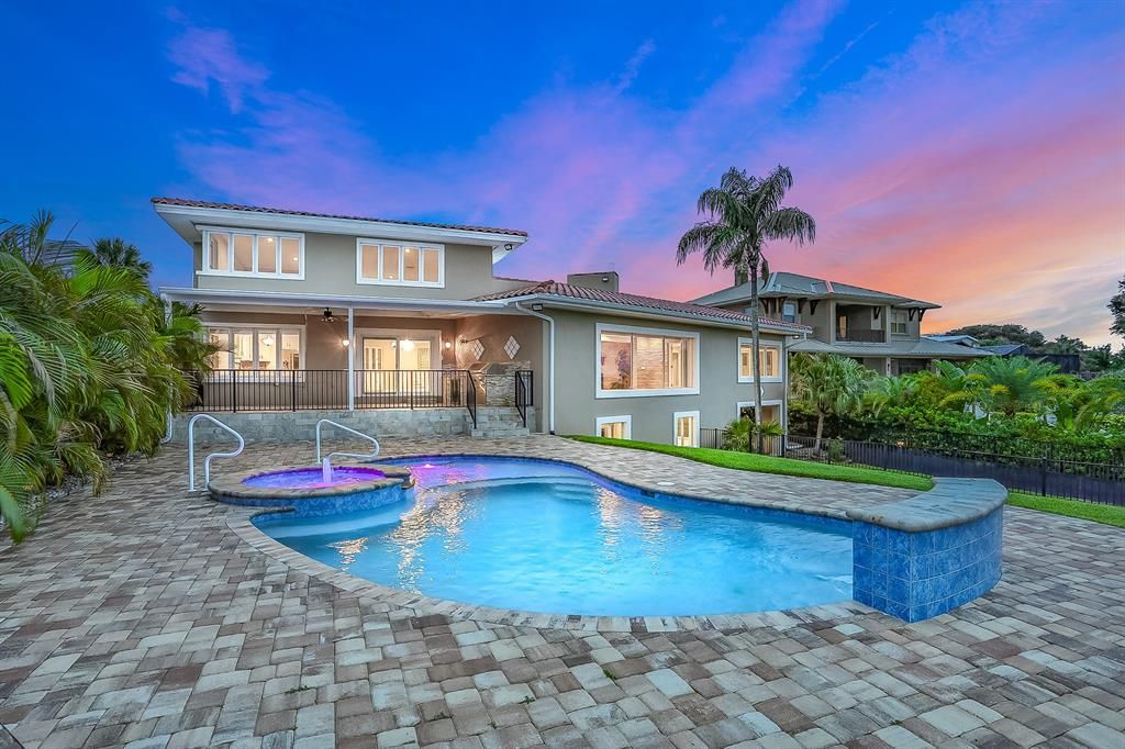 Recently Sold: $2,400,000 (6 beds, 4 baths, 6727 Square Feet)