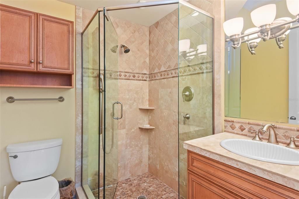 最近售出: $1,995,000 (6 贝兹, 4 浴室, 4287 平方英尺)