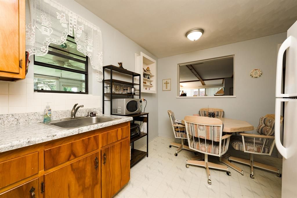 Active With Contract: $289,900 (2 beds, 2 baths, 1199 Square Feet)