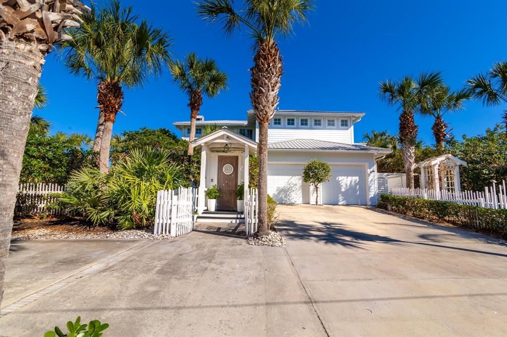 Recently Sold: $2,790,000 (4 beds, 3 baths, 2525 Square Feet)