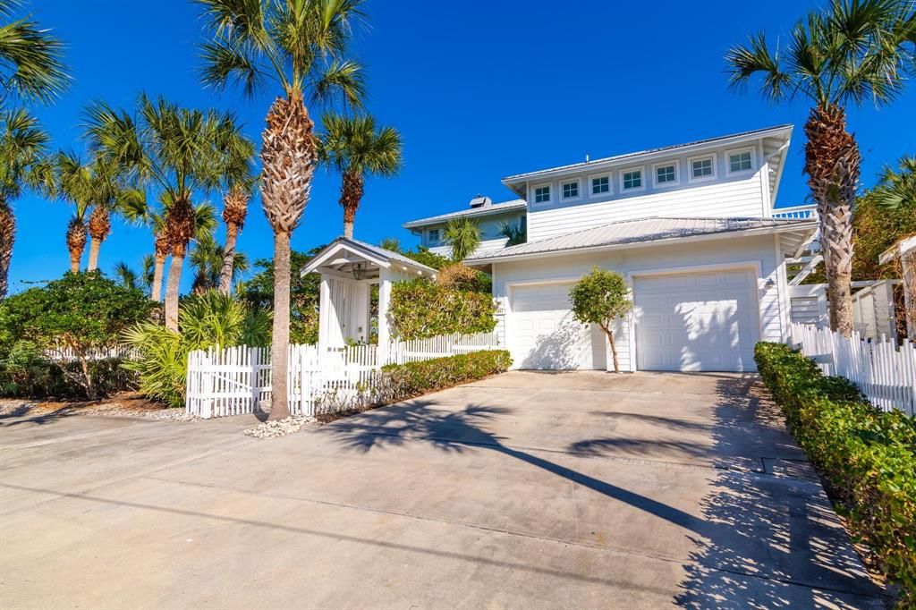 Recently Sold: $2,790,000 (4 beds, 3 baths, 2525 Square Feet)