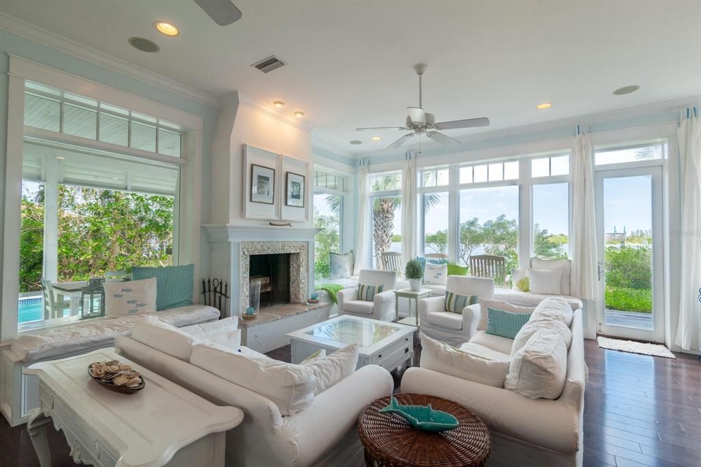 Recently Sold: $2,790,000 (4 beds, 3 baths, 2525 Square Feet)