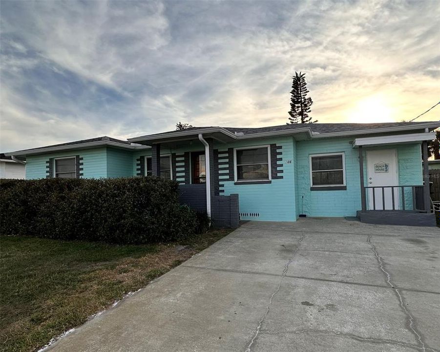 Recently Sold: $415,000 (3 beds, 2 baths, 2207 Square Feet)