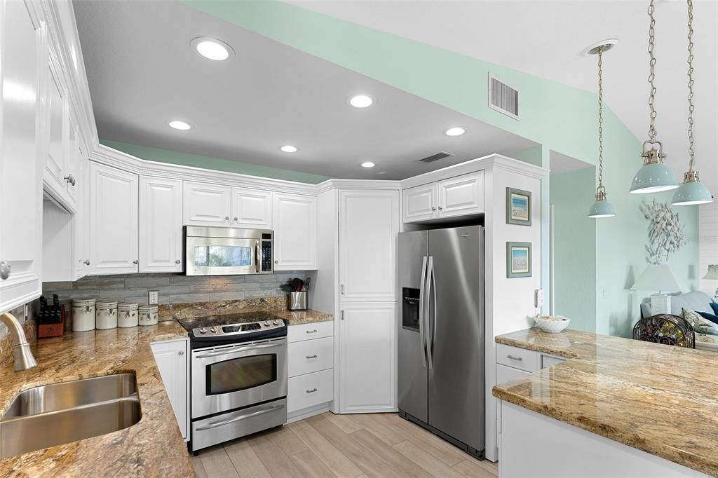 LOVE THE BAR PENDANTS, THEY MATCH THE DINING ROOM LITE AND THE HALL LIGHT BY THE SECOND FLOOR WASHER AND DRYER.