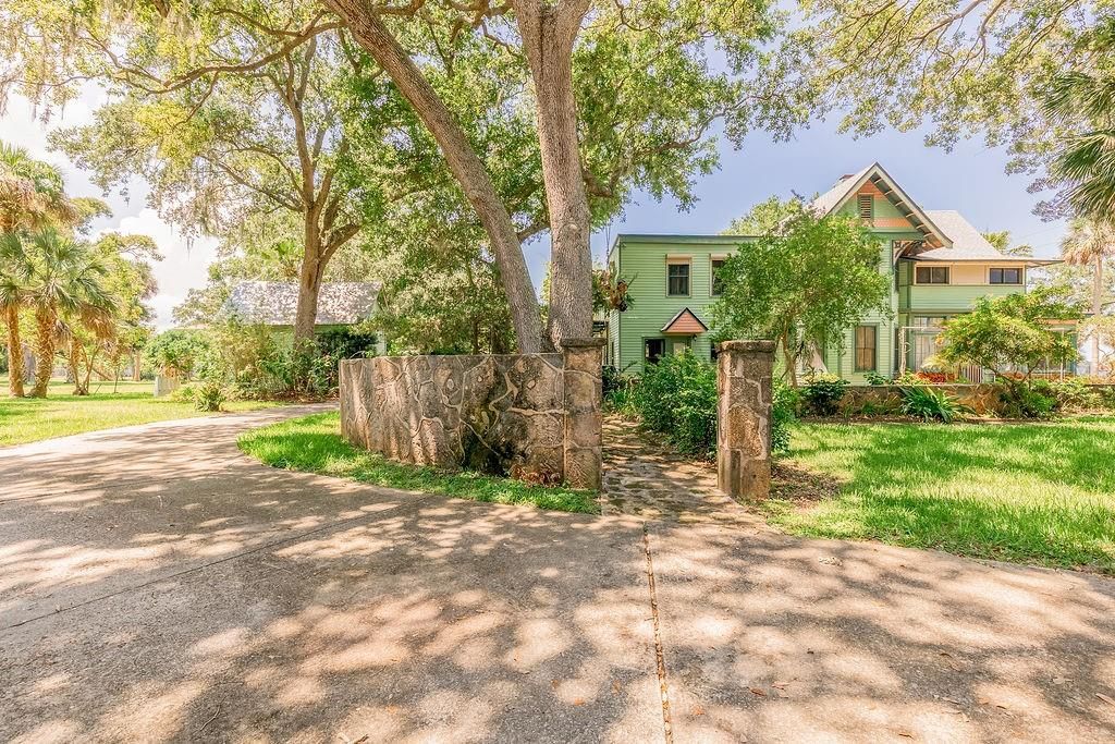 Recently Sold: $1,750,000 (6 beds, 4 baths, 3364 Square Feet)