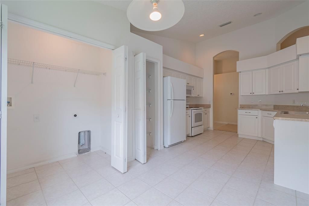 For Sale: $350,000 (3 beds, 2 baths, 1663 Square Feet)