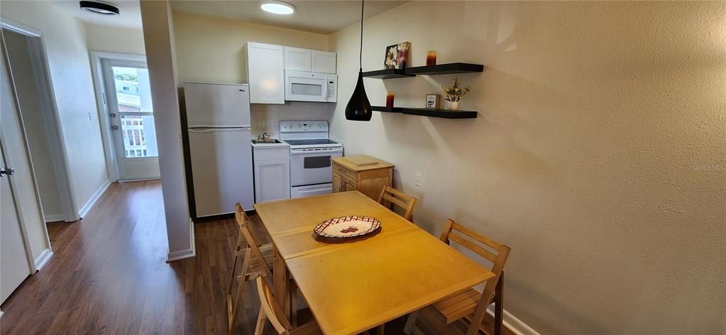 For Sale: $89,500 (1 beds, 1 baths, 421 Square Feet)