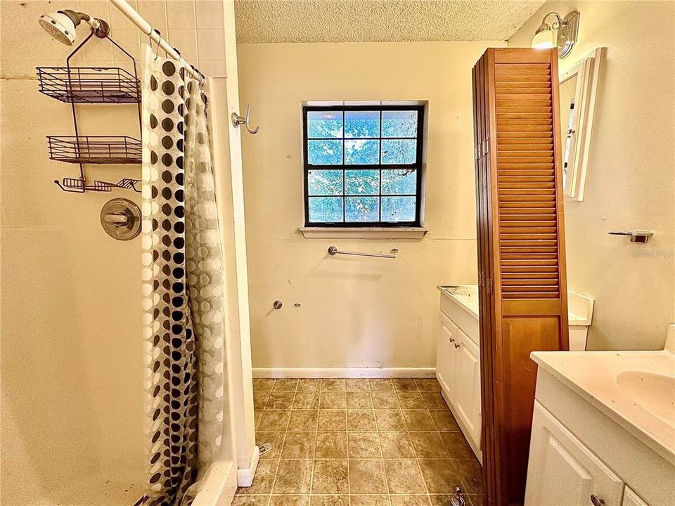 Недавно продано: $175,000 (4 спален, 2 ванн, 1325 Квадратных фут)
