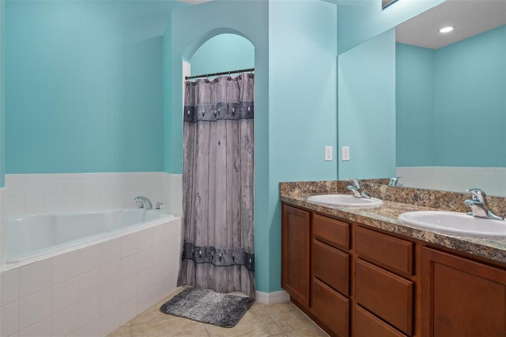 最近售出: $385,000 (4 贝兹, 2 浴室, 1838 平方英尺)