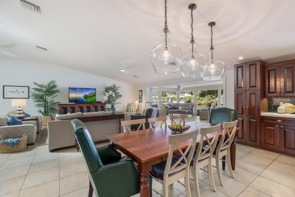 Recently Sold: $2,750,000 (3 beds, 2 baths, 2447 Square Feet)