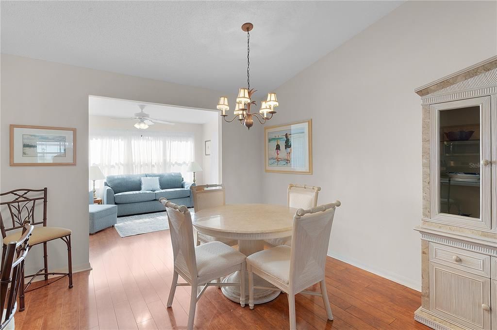 Recently Sold: $350,000 (3 beds, 2 baths, 1572 Square Feet)