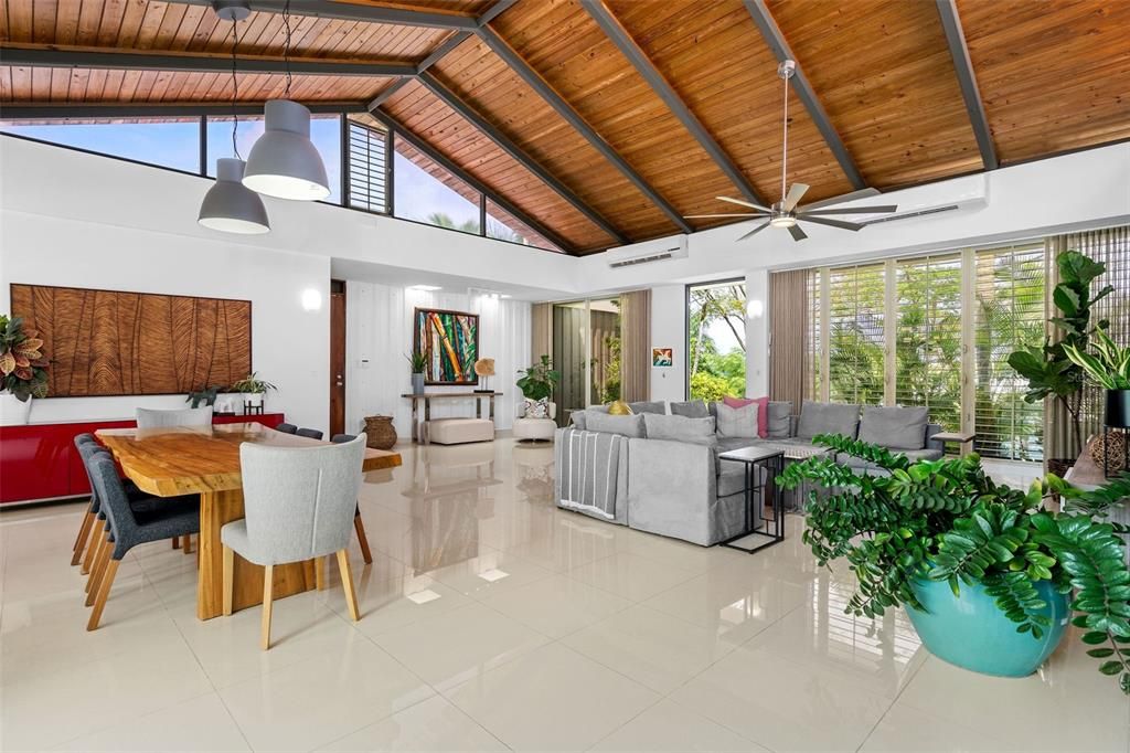 Vendido Recientemente: $1,750,000 (4 camas, 3 baños, 3200 Pies cuadrados)