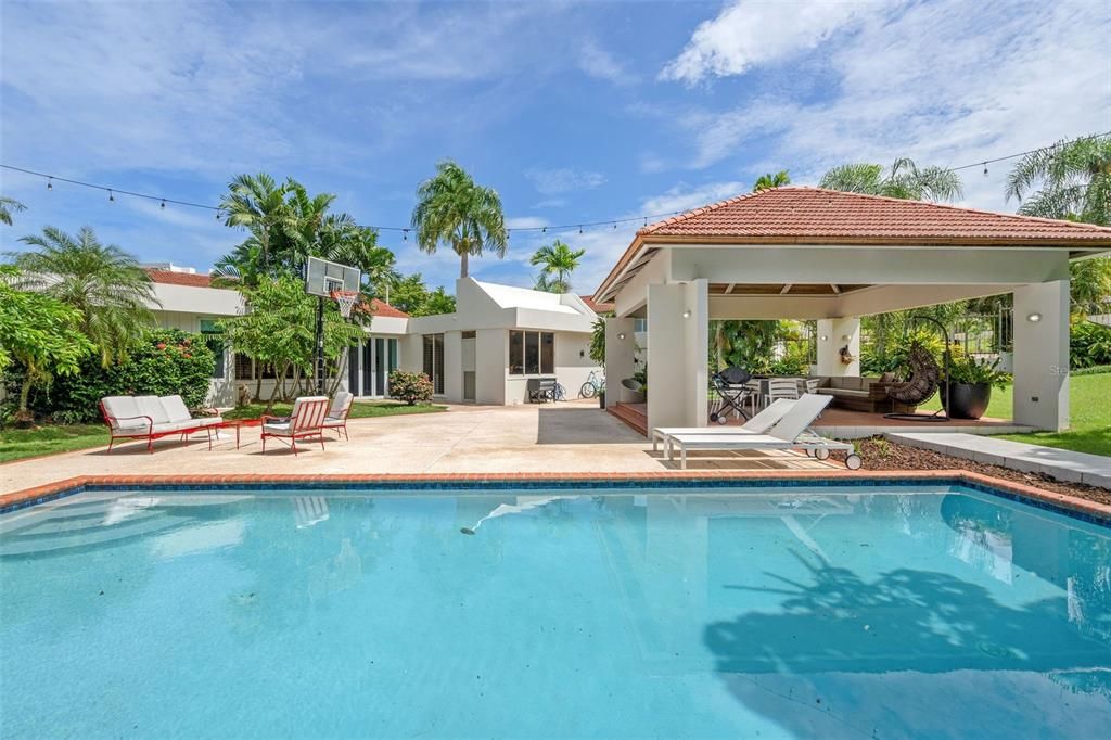 Recently Sold: $1,750,000 (4 beds, 3 baths, 3200 Square Feet)