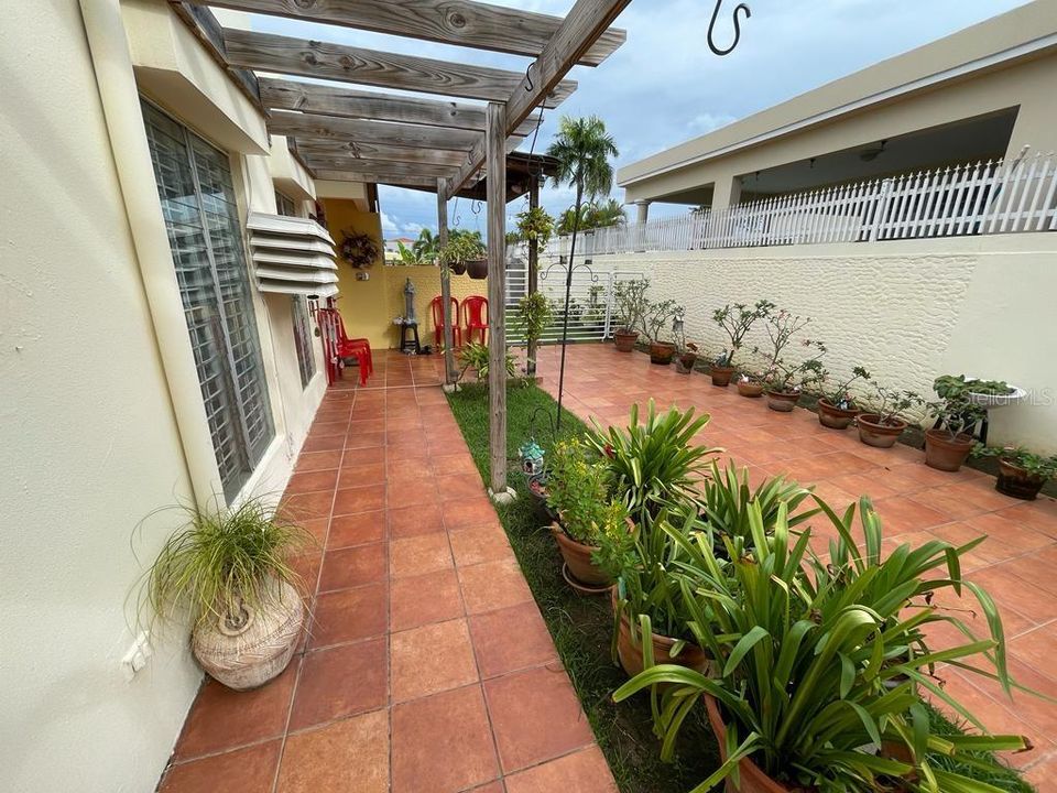 Recently Sold: $390,000 (3 beds, 2 baths, 1244 Square Feet)