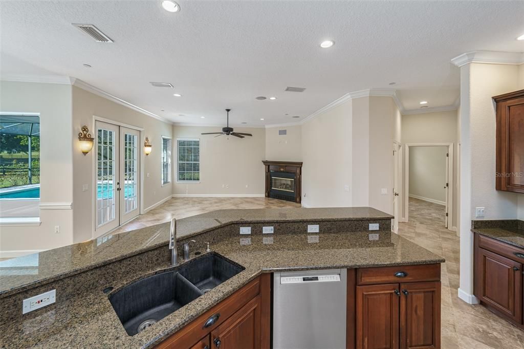 Recently Sold: $695,000 (4 beds, 3 baths, 2915 Square Feet)