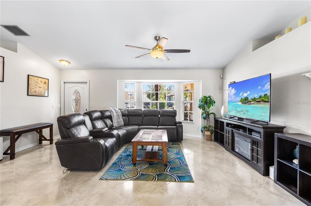 Recently Sold: $450,000 (3 beds, 2 baths, 1248 Square Feet)