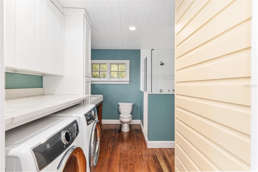 Recently Sold: $385,000 (2 beds, 2 baths, 1379 Square Feet)