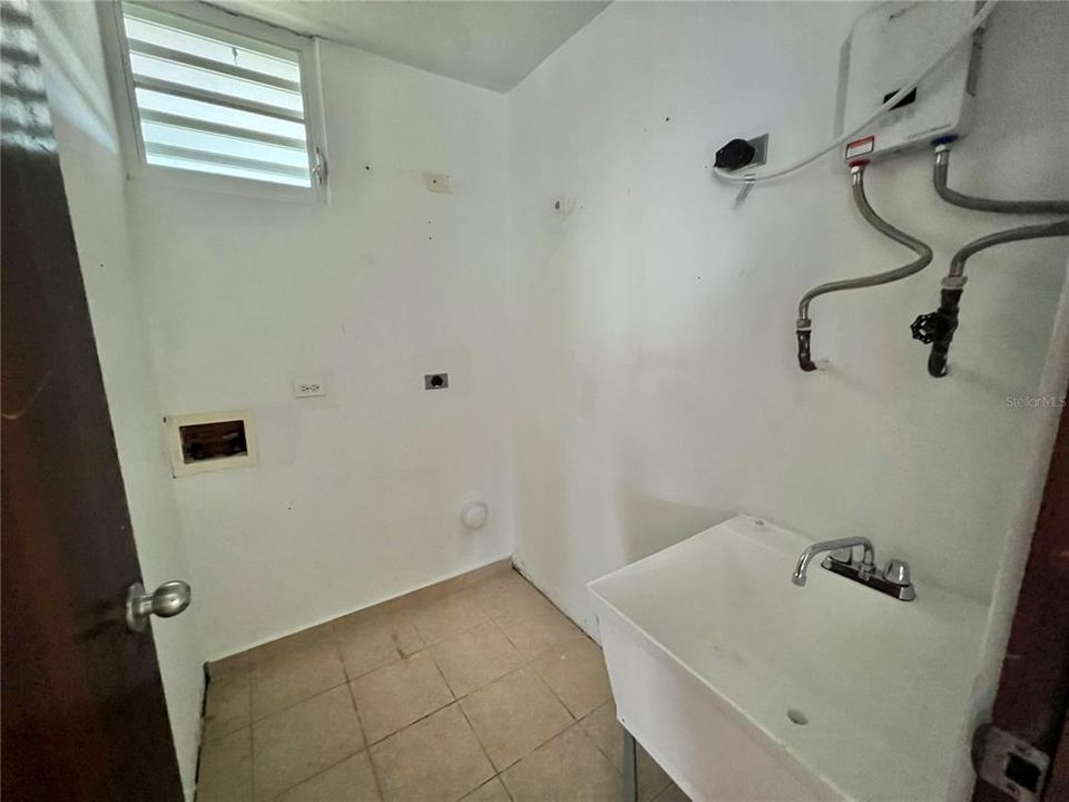 Activo con contrato: $247,000 (4 camas, 2 baños, 1500 Pies cuadrados)