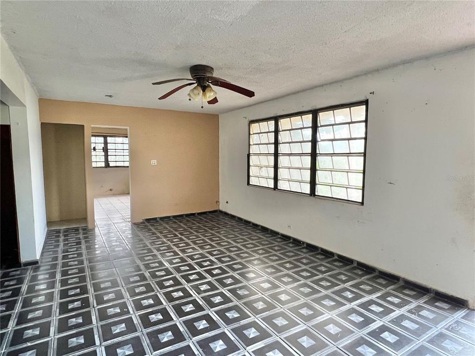 Vendido Recientemente: $132,000 (3 camas, 2 baños, 1456 Pies cuadrados)