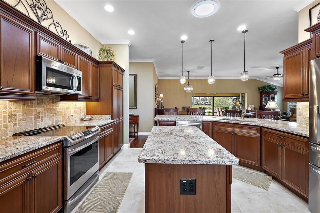 Kitchen w/4 new stainless LG appliances