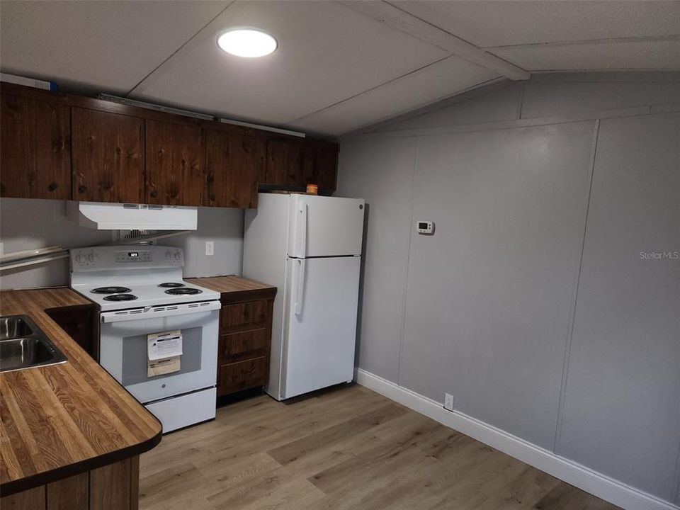 For Sale: $97,000 (2 beds, 1 baths, 840 Square Feet)