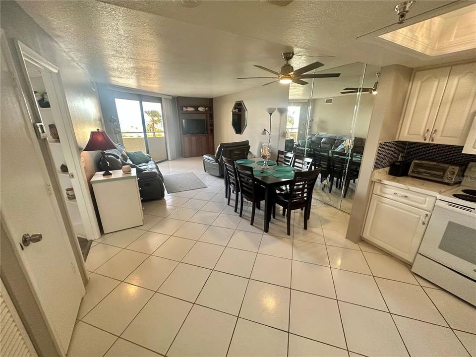 For Sale: $219,900 (1 beds, 1 baths, 733 Square Feet)