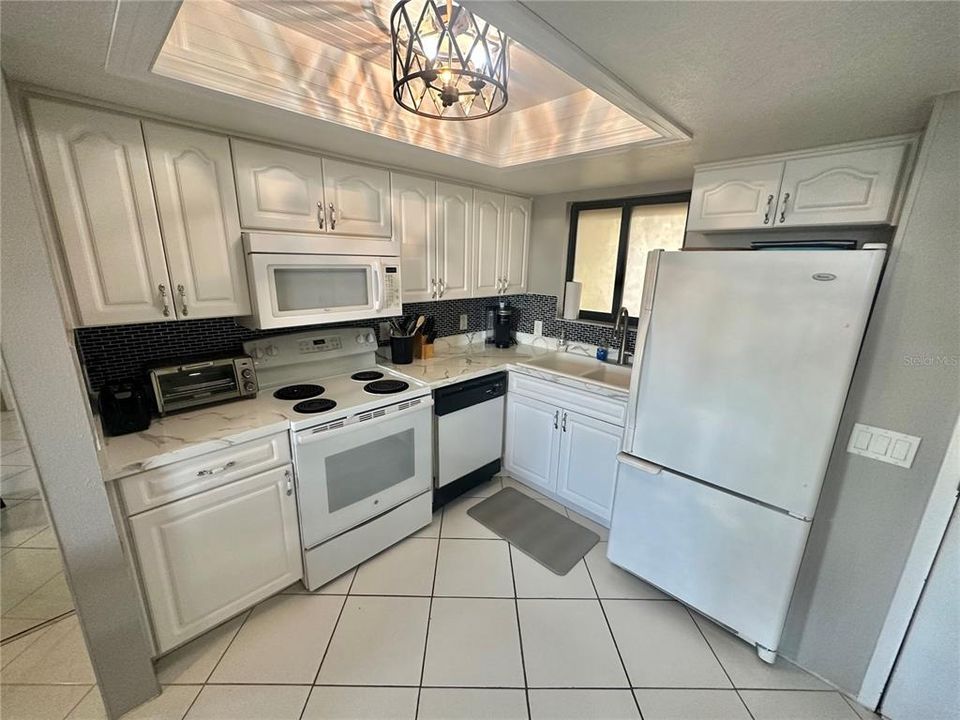 For Sale: $219,900 (1 beds, 1 baths, 733 Square Feet)