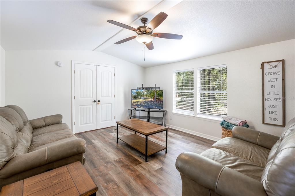 Recently Sold: $115,000 (2 beds, 2 baths, 1043 Square Feet)