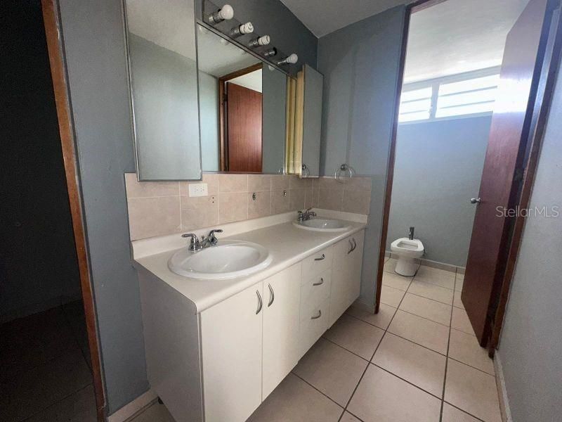 Vendido Recientemente: $239,000 (4 camas, 2 baños, 1710 Pies cuadrados)