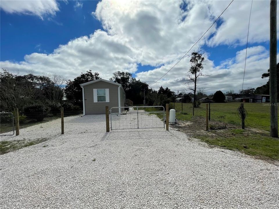 Active With Contract: $184,800 (2 beds, 2 baths, 901 Square Feet)