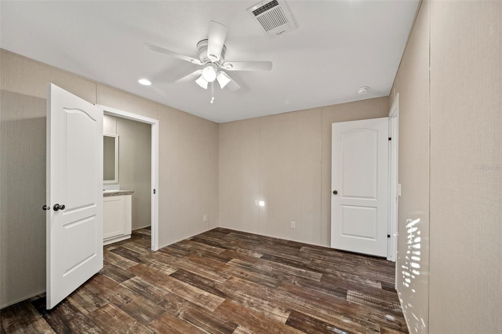 Active With Contract: $184,800 (2 beds, 2 baths, 901 Square Feet)