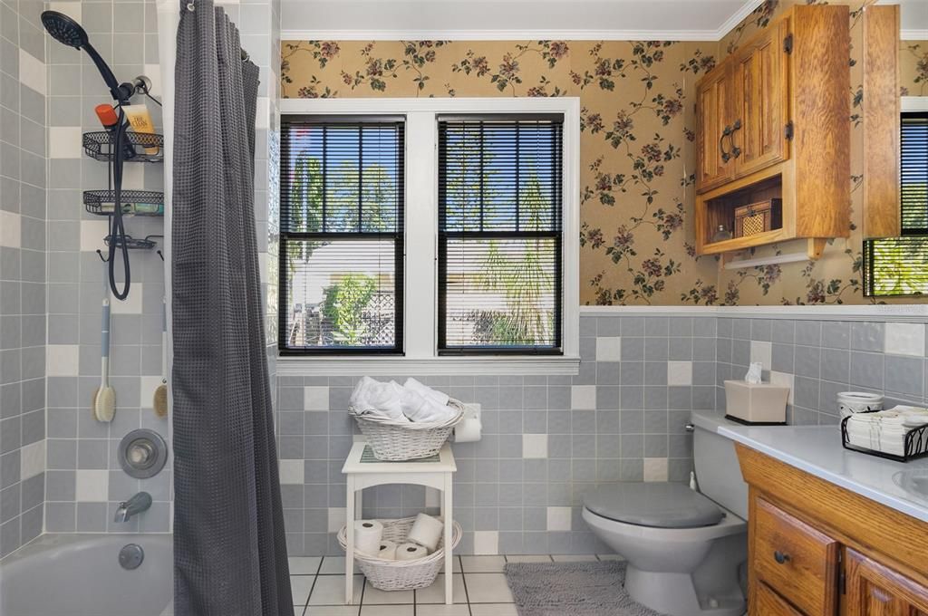 最近售出: $650,000 (3 贝兹, 1 浴室, 1316 平方英尺)