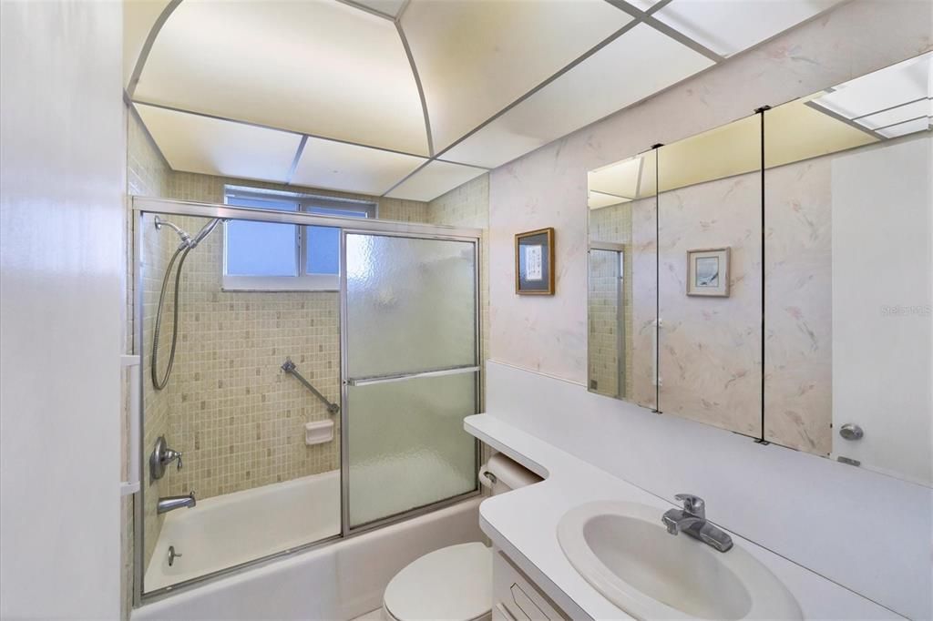 出租: $3,000 (2 贝兹, 2 浴室, 1007 平方英尺)